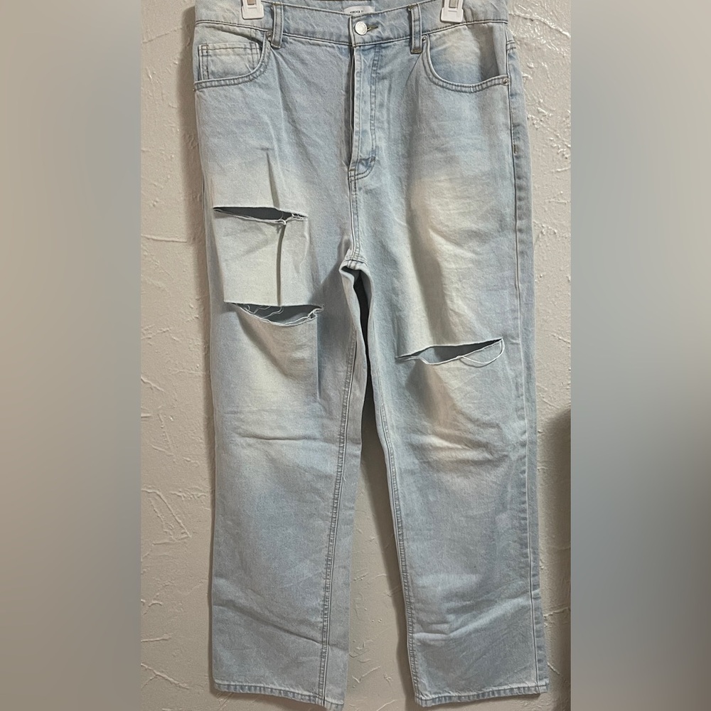Distresses denim jeans